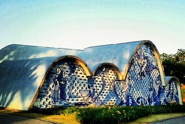 Oscar Niemeyer: Assisi Szent Ferenc templom, Pampulha, Belo Horizonte, 1943. Fotó: Daniel Lopes, via Wikimedia Commons