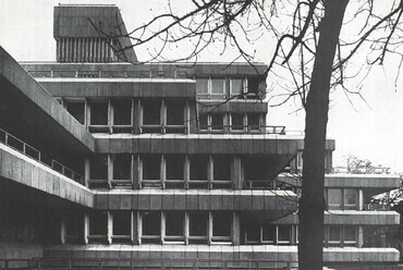 Mónus János (ÁÉTV): OKISZ-székház, Budapest. Fotó: Sági György, Magyar Építőművészet, 1974/4. 