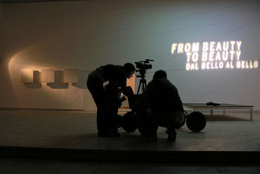 A 2004-es Velencei Építészeti Biennálé Magyar Pavilonjának Széptől szépig (és vissza) című kiállítása. Fotó: Janesch Péter