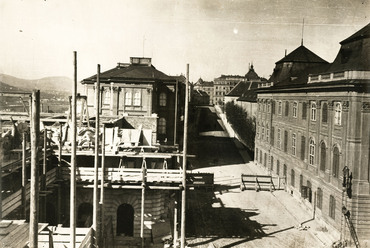 A Királyi Palota krisztinavárosi szárnyának építése. Távolban a Szent György téren a Honvédelmi Minisztérium épülete. A felvétel 1896 után készült. Fotó: Fortepan / Simon Gyula