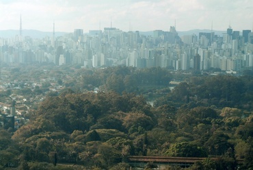 Parque Ibirapuera, háttérben a város felhőkarcolói. Fotó: Sérgio Valle Duarte. Forrás: Wikimedia Commons