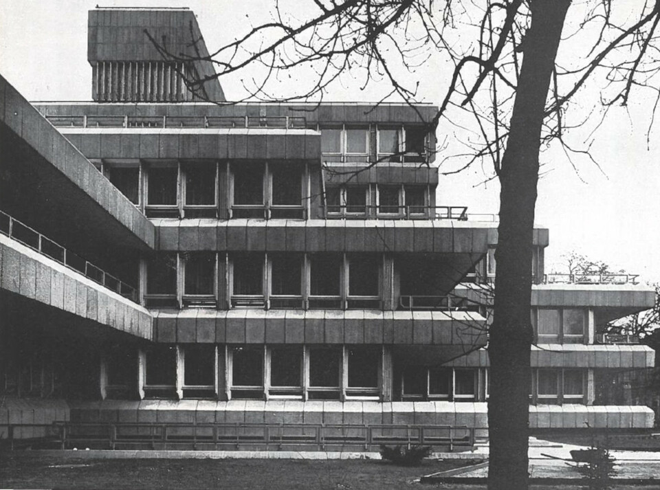 Mónus János (ÁÉTV): OKISZ-székház, Budapest. Fotó: Sági György, Magyar Építőművészet, 1974/4. 