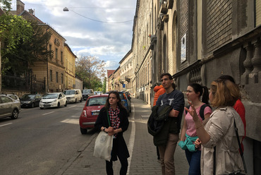 A Városmajori Gimnázium diákjainak tartott városi séta. Fotó: Klaniczay János
