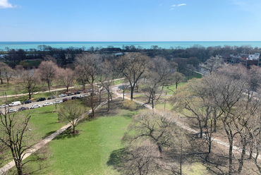 A legszélesebb tóparti közparksáv a 2 km hosszú belvárosi Lincoln Park szakasznál, ahol az autóút mindkét oldalán 500-700m széles park és szabadon látogatható állatkert van - fotó: Borvendég Eszter 2020 május