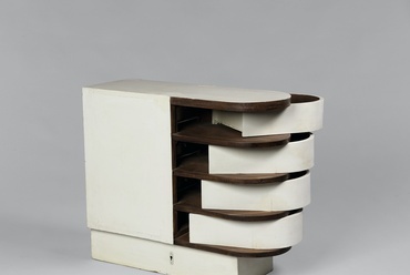 Az E-1027 nappalijában lévő felszolgáló asztal. Forrás: Centre Pompidou