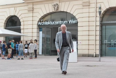 Dietmar Steiner az Az W előtt. Fotó © Kurier, Franz Gruber; via Az W