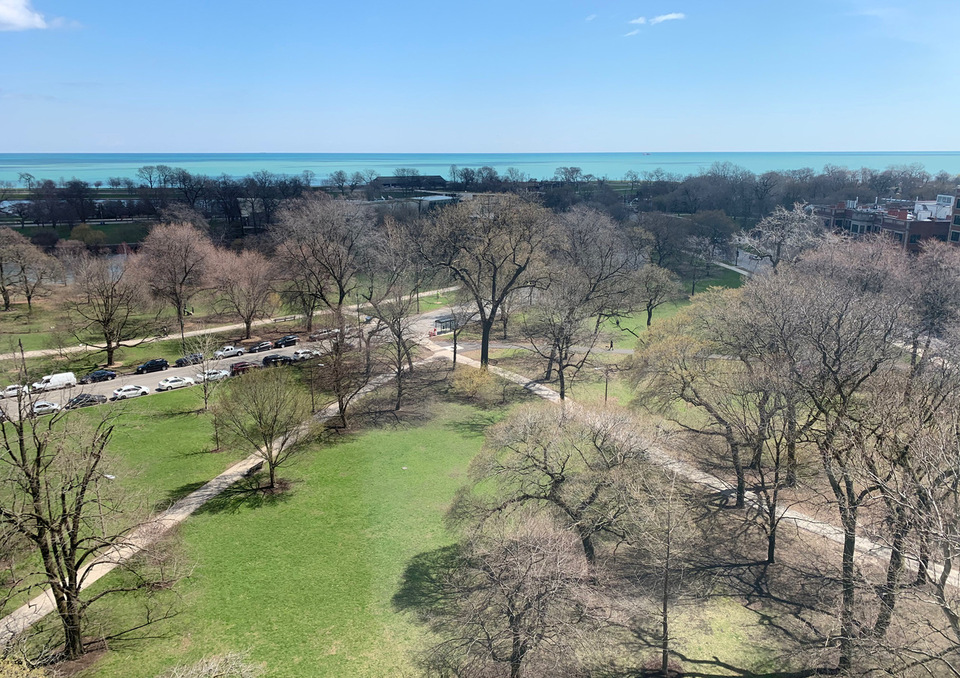 A legszélesebb tóparti közparksáv a 2 km hosszú belvárosi Lincoln Park szakasznál, ahol az autóút mindkét oldalán 500-700m széles park és szabadon látogatható állatkert van - fotó: Borvendég Eszter 2020 május