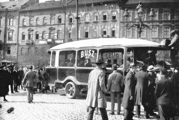 Magyarország,Budapest V., Budapest VI. Nyugati (Berlini) tér lipótvárosi házai, előtérben a Budapest-Újpesti Személyszállítási Rt. (BUSZ Rt.) autóbusza. Forrás: Fortepan, Adományozó: Somlay Tibor