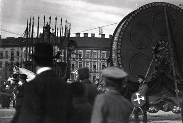 A Nyugati (Berlini) tér, a moziszakma felvonulása 1919. május 1-én. Háttérben a tér lipótvárosi házai. Forrás: Fortepan / Marics Zoltán