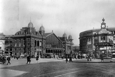 A Nyugati (Berlini) tér 1931, jobbra Wälder Gyula pavilonja a Banán-szigeten. Fotó: Fortepan / Pesti Brúnó