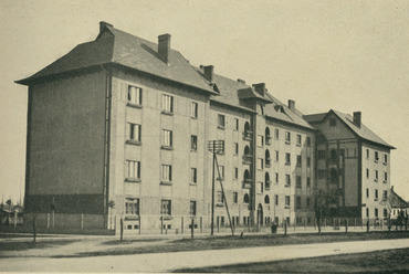 Debrecen, kislakásos bérházcsoport a Kolozsi utcában és a Hajnal utcában 1930 körül, tervező: Borsos József, kivitelező: Fejér Lajos és Dános László (Fejér és Dános, 1931, Jubileumi kiadás)