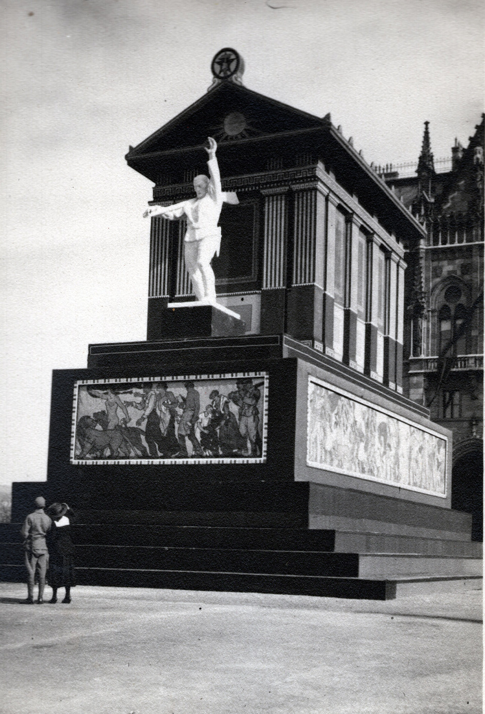 Az Andrássy Gyula szobra fölé épített „Munka Háza” 1919. május 1-én, a budapesti Kossuth téren. Háttérben a Parlament. Fotó: Fortepan / Marics Zoltán