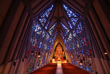 Első Presbiteriánus templom, Stamford, Connecticut, USA (Wallace K. Harrison, 1958). Fotó: Robert Gregson