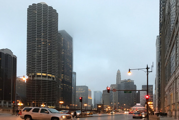 Marina City (1967): a „kukorica-házak”, a Chicago folyóparti két 65 szintes, 179 méteres vasbeton torony a modern építészet nagyvárosi lakhatási kísérlete. - terv: Bertrand Goldberg Associates. - fotó: Benkő Melinda, 2020 március