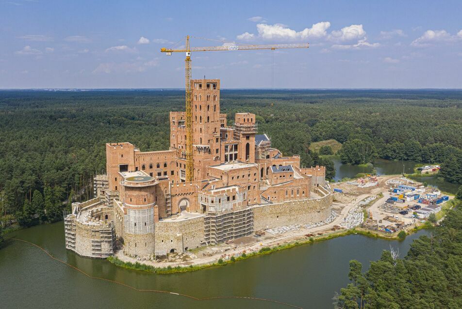 Letartóztatták Lengyelország legnagyobb privát várkastélyának építészét