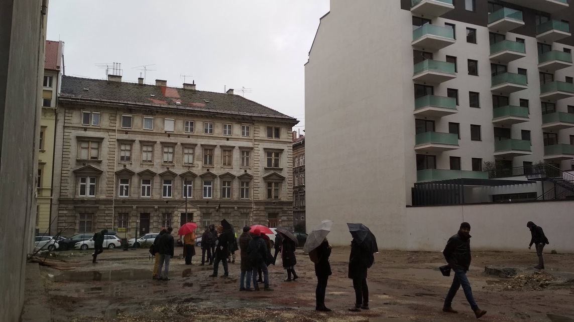 Helyszínbejárás esőben. Forrás: Mesteriskola