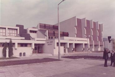 Kistelegdi István munkáiból: Erkel Ferenc Zeneiskola és Hangversenyterem, Komló, 1974-82. Fotó: Csorba Győző Könyvtár - Pécs