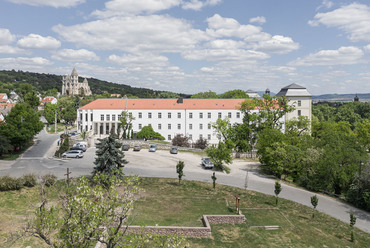 Keresztelő Szent János Iskolaközpont, Zsámbék, távlati kép –  terv: Kovács Zoltán, Golda János, Csontos Gyula, Kollektív Műterem, 2019 – fotó: Danyi Balázs