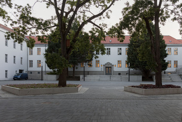 Keresztelő Szent János Iskolaközpont, Zsámbék, a belső udvar –  terv: Kovács Zoltán, Golda János, Csontos Gyula, Kollektív Műterem, 2019 – fotó: Danyi Balázs