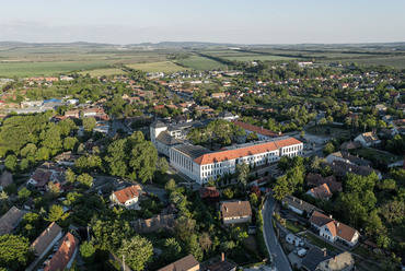 Keresztelő Szent János Iskolaközpont, Zsámbék, az iskola a premontrei templom felől nézve –  terv: Kovács Zoltán, Golda János, Csontos Gyula, Kollektív Műterem, 2019 – fotó: Danyi Balázs