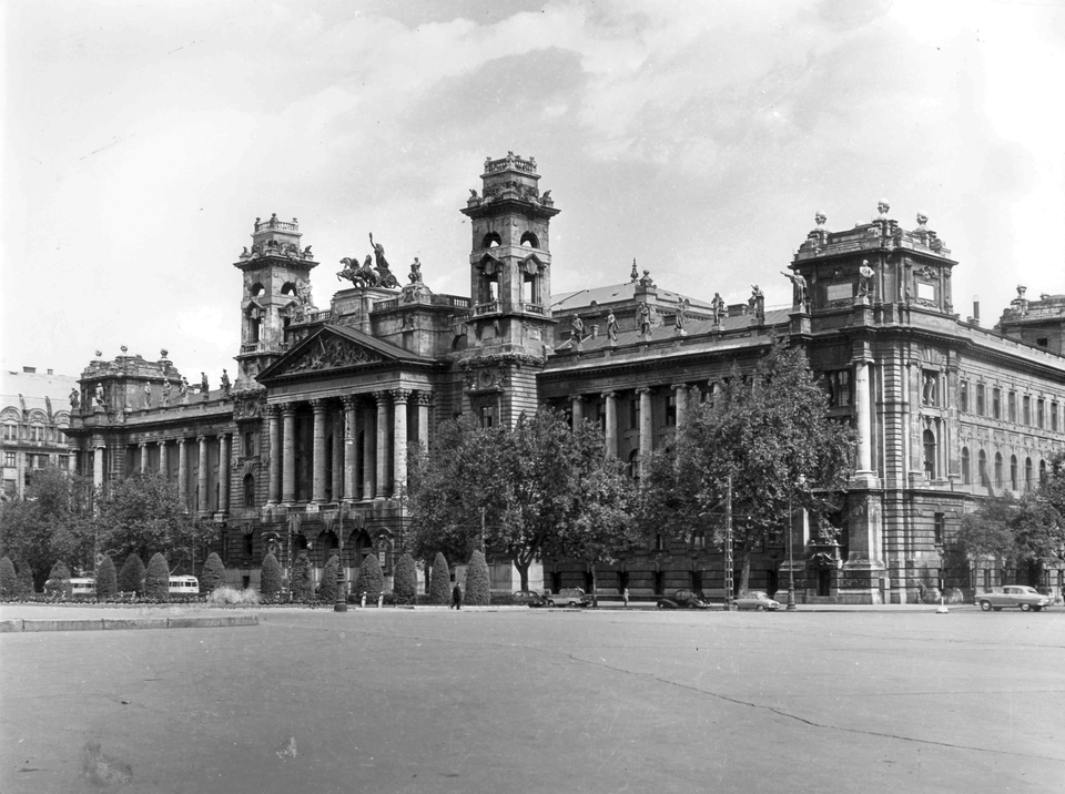 Az Igazságügyi Palota épülete 1959-ben. (ekkor a Magyar Nemzeti Galéria és az MSZMP Párttörténeti Intézete), Fotó forrása: Fortepan, Adományozó: Radnai Márton