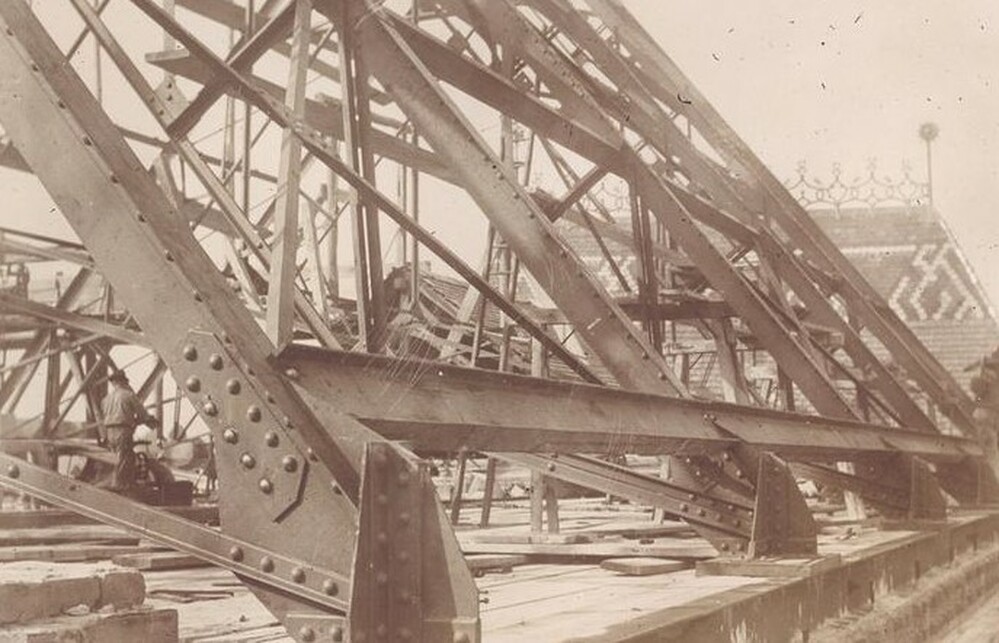 A Pénzügyminisztérium új palotájának építése, a tetőzet vasgerendái, Fotó: Fővárosi Szabó Ervin Könyvtár Budapest Gyűjtemény