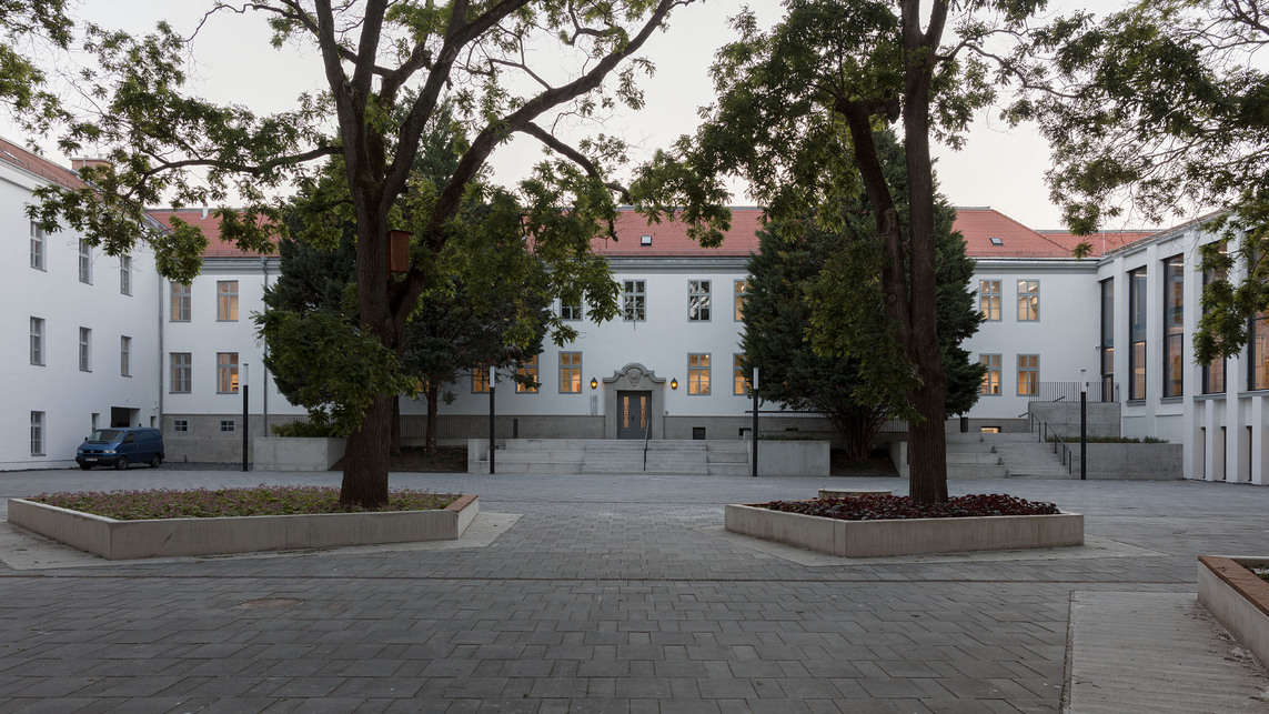 Keresztelő Szent János Iskolaközpont, Zsámbék, a belső udvar –  terv: Kovács Zoltán, Golda János, Csontos Gyula, Kollektív Műterem, 2019 – fotó: Danyi Balázs