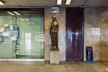 A Pöttyös utca megállóban Metky Ödön Mama című, 1984-ben készült szobra áll, amelyet a szobrász saját édesanyjáról formázott meg. A szobor a József Attila lakótelep közelsége miatt kapott éppen itt elhelyezést. Fotó: Danyi Balázs, 2014 október