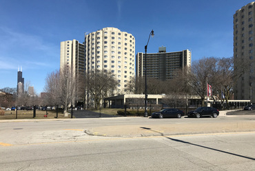 Hilliard Homes (1966): Bertrand Goldberg tervezte szociális, illetve megfizethető bérleti díjú, 654 lakásból és egy közösségi épületből álló modern műemléki együttes, a State Corridor egyik megmaradt eleme. / fotó: Benkő Melinda 2020 március