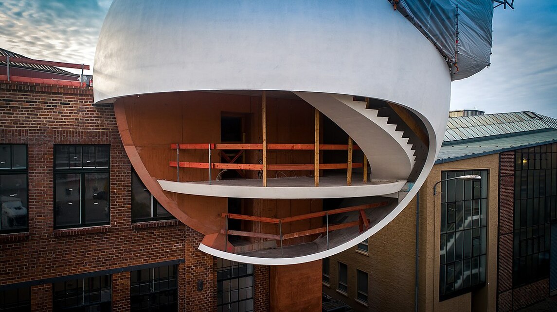 A Niemeyer Sphere építés közben, 2018 októberében. Fotó: Superslogman, Wikimedia Commons