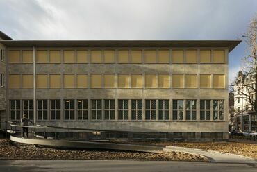 A Zentral- und Hochschulbibliothek rehabilitációja, Lunzern, Svájc, Tervezők: Thomas Lussi és Remo Halter Casagrande, 2017-2020., Fotó: Leonardo Finotti, A Lussi + Halter AG hozzájárulásával