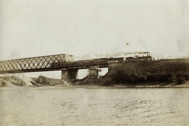 Lágymányosi-tó, az Összekötő vasúti híddal még 1906-ban. Forrás: Fortepan, Adományozó: Szémán György