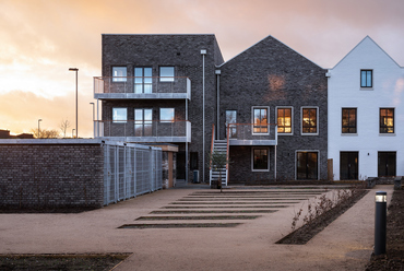 Mole Architects: Marmalade Lane, közösségi lakótelep Cambridge-ben – sorházak, balra apartmanház – fotó © David Butler