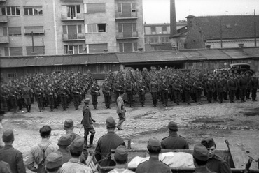 Bem József (Pálffy) tér, a Radetzky laktanya udvara, háttérben a Bem József utca házai és jobbra a Ganz gyár, 1930-as évek. Forrás: Fortepan, Berkó Pál