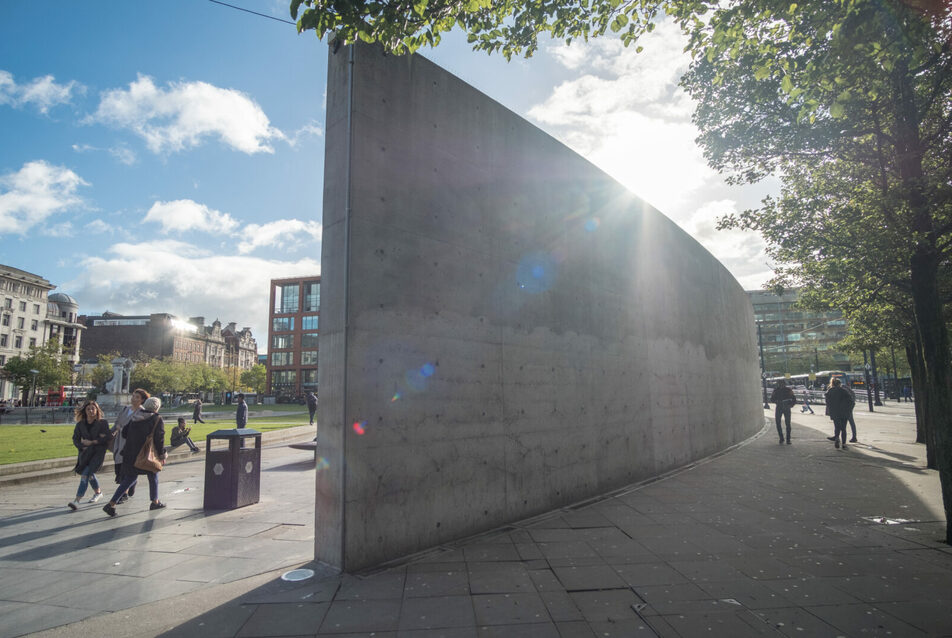 Lebontják Tadao Ando manchesteri betonfalát