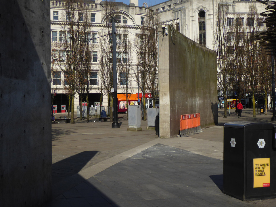 Lebontják Tadao Ando manchesteri betonfalát – különálló fal – fotó: Dezeen