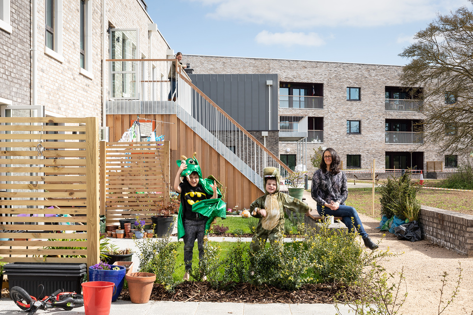 Mole Architects: Marmalade Lane, közösségi lakótelep Cambridge-ben – sorházak, háttérben apartmanház, jobbra közösségi kert – fotó © David Butler