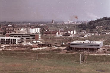 Panorámakép az épülő városról a Városi Kórház tetejéről nézve. Háttérben a Borsodi Vegyi Kombinát (ma BorsodChem) komplexuma., 1971., Forrás: Fortepan, Adományozó: Lechner Nonprofit Kft. Dokumentációs Központ