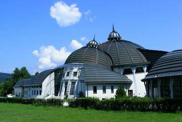 Úgy maradt – Organikus campus kísérlet Piliscsabán. A Stephaneum épülete, Fotó forrása: Wikipedia Commons, Feltöltő: Csanády