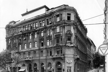Bartók Béla út 1., jobbra a Kemenes utca. A sarkon a Szeged Étterem, 1958. Forrás: Fortepan / Budapest Főváros Levéltára. Levéltári jelzet: HU_BFL_XV_19_c_11