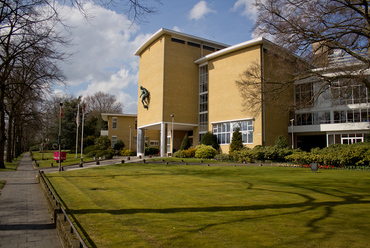 Hilversum, ARVO Broadcasting Studios, 2006-ban, tervező: Ben Merkelbach, Merkelbach & Karsten és Bodon Sándor (Wikipedia)