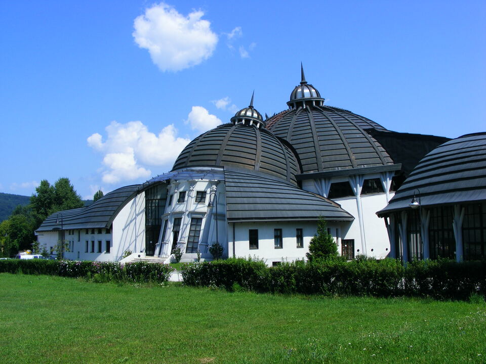 Úgy maradt – Organikus campus kísérlet Piliscsabán. A Stephaneum épülete, Fotó forrása: Wikipedia Commons, Feltöltő: Csanády