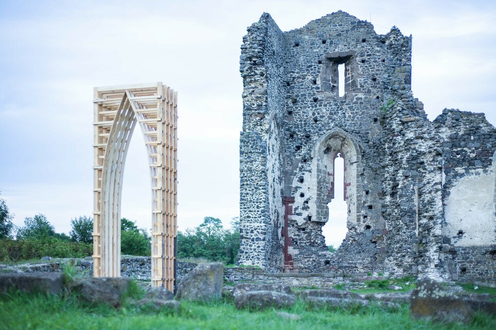 Off-Mustra ‘20 a Hello Wood szervezésében - a Szt. András templomromhoz készült gótikus ívű installáció - Debreceni Egyetem - fotó: Szécsi Noémi