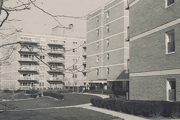 Rivercrest Apartments, bérház, Nyack, NY, 1968 (Timon 1966, 54–55.). A három, középfolyosós lakóépületet egy-egy nyaktag kapcsolja össze. A Hudson-folyó partjára tervezett együttes 96 lakást tartalmaz. 