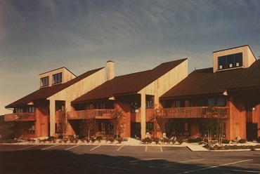 Ridgeview Lithotronics irodaépület, White Plains, NY, 1978 (Timon 1996, 71–73.). Az irodaépület a családi házas környezethez igazodó kialakítást kapott – három darab, háromszintes, fogazott elrendezésű egységből áll. 