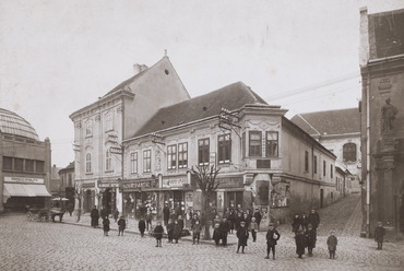 Székesfehérvár, a Bierbauer-ház a Károly király (Városház) téren 1910 körül (MaNDA/Székesfehérvár, Városi Képtár)