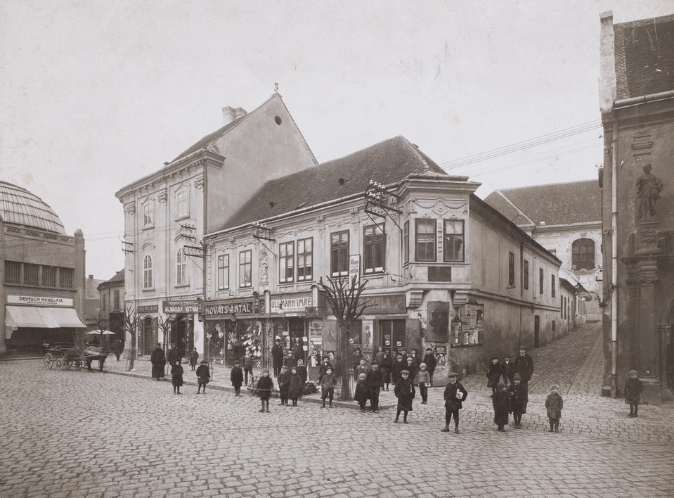 Székesfehérvár, a Bierbauer-ház a Károly király (Városház) téren 1910 körül (MaNDA/Székesfehérvár, Városi Képtár)