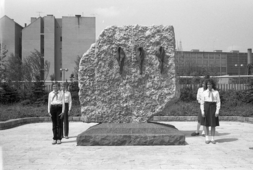 Margit körút (Mártírok útja), a Mártírok emlékműve (Kiss Nagy András, 1979.) az Ipari Minisztérium épülete mellett, 1983. Forrás: Fortepan / Urbán Tamás