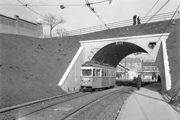 Villamos aluljáró a Vérmező út és a Várfok utca találkozásánál, háttérben a Széll Kálmán tér, 1941. Forrás: Fortepan / Lissák Tivadar