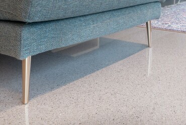 Az IDEAL WORK Lixio terrazzo burkolata